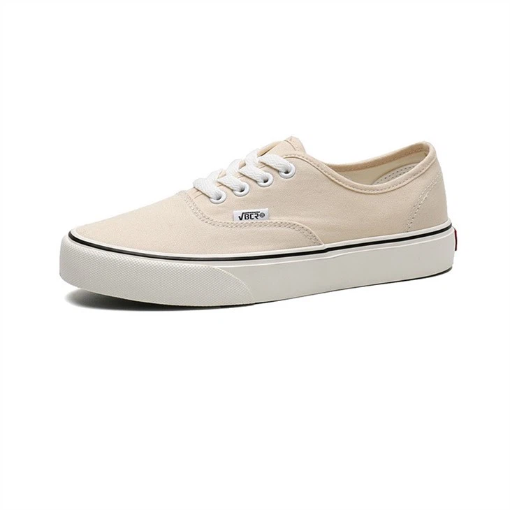 sneaker in white color